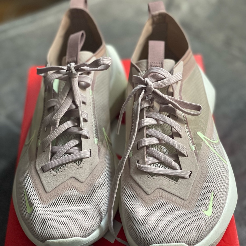 Women’s Nike sneakers vista light